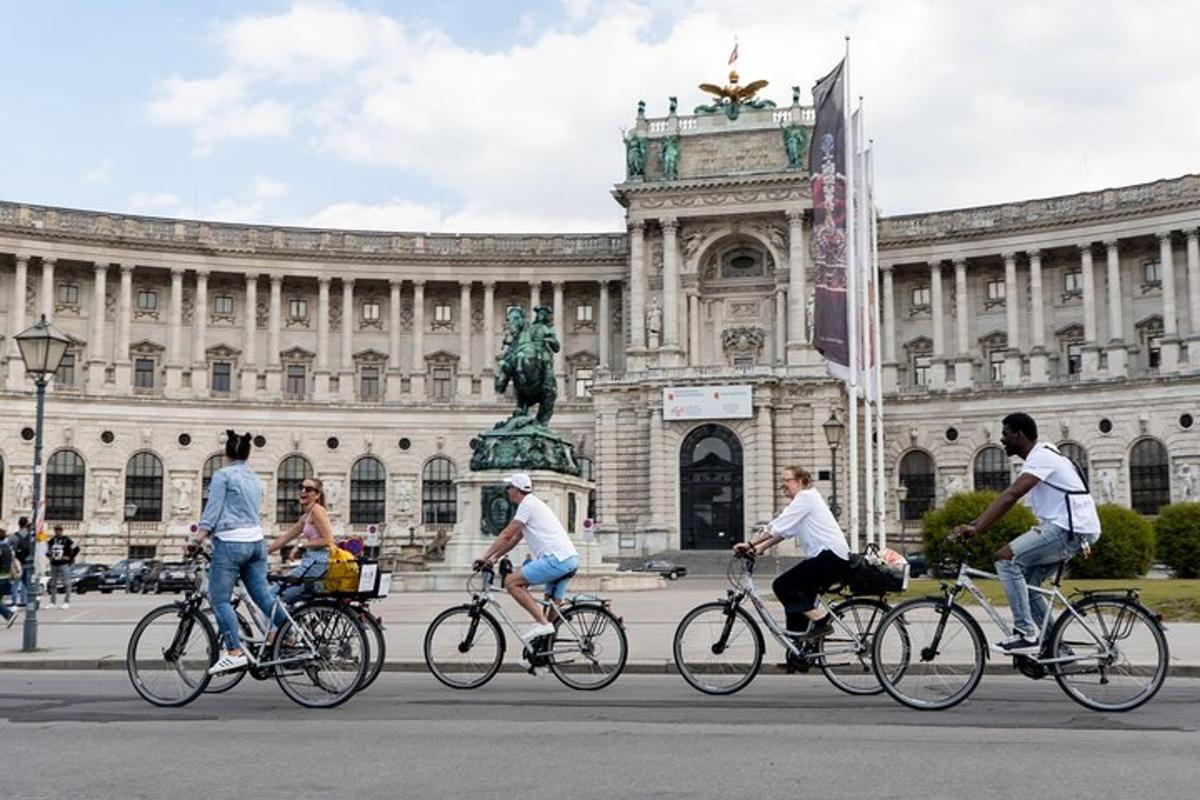 skupina lidí jedoucích na kolech před budovou
