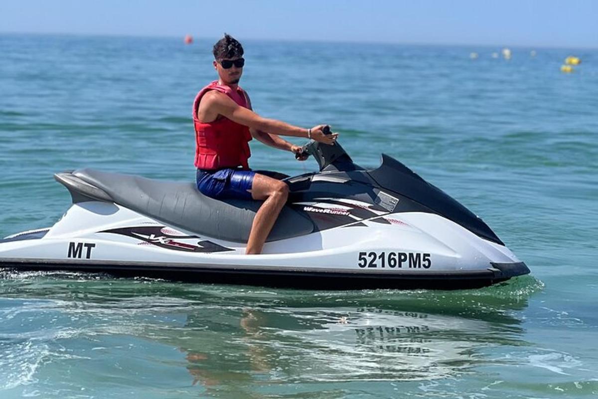 egy férfi jetski-n ül a vízben