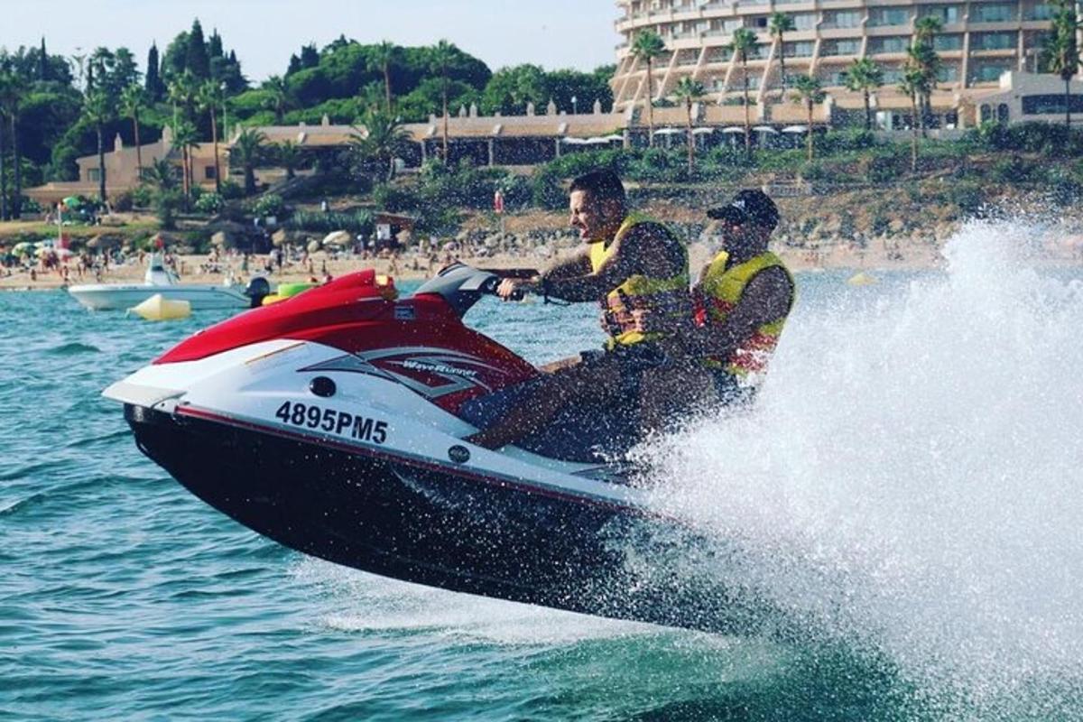 két férfi jetski-n a vízben