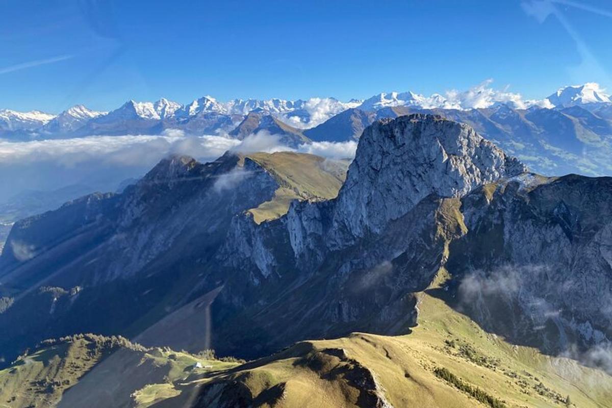 Zračni pogled na goro s zasneženimi gorami