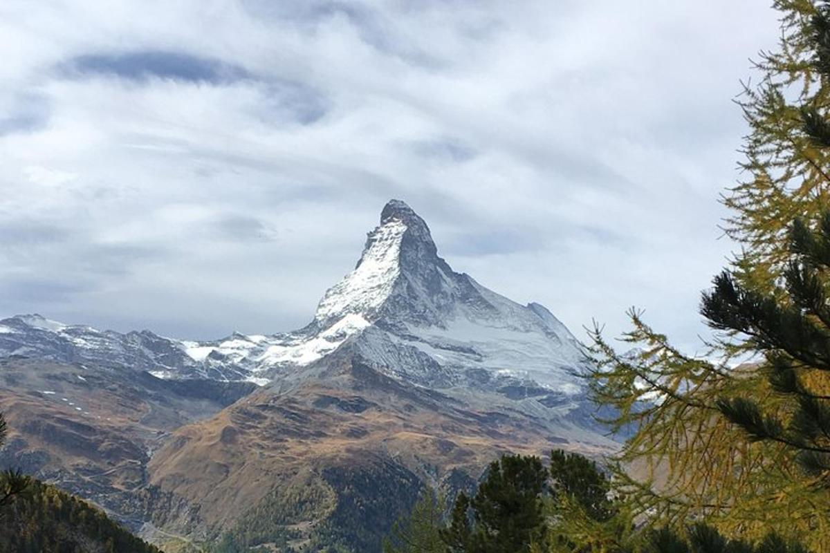 gunung yang tertutup salju