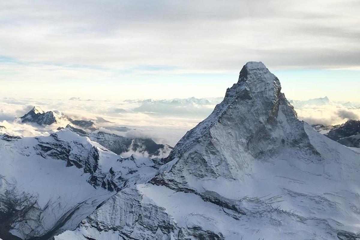 gunung dengan salju di atasnya