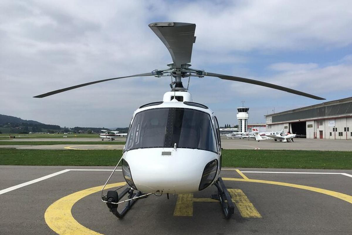 Bel helikopter je parkiran na vzletno-pristajalni stezi