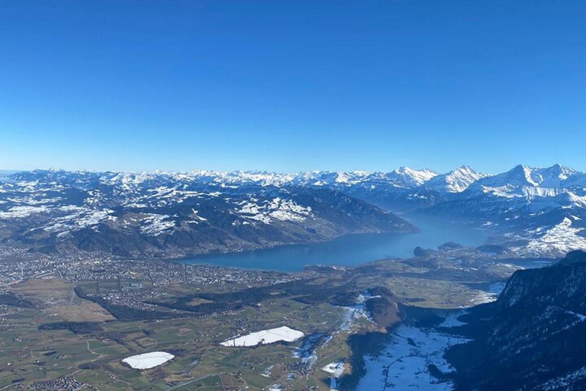 zračni pogled na jezero v gorah