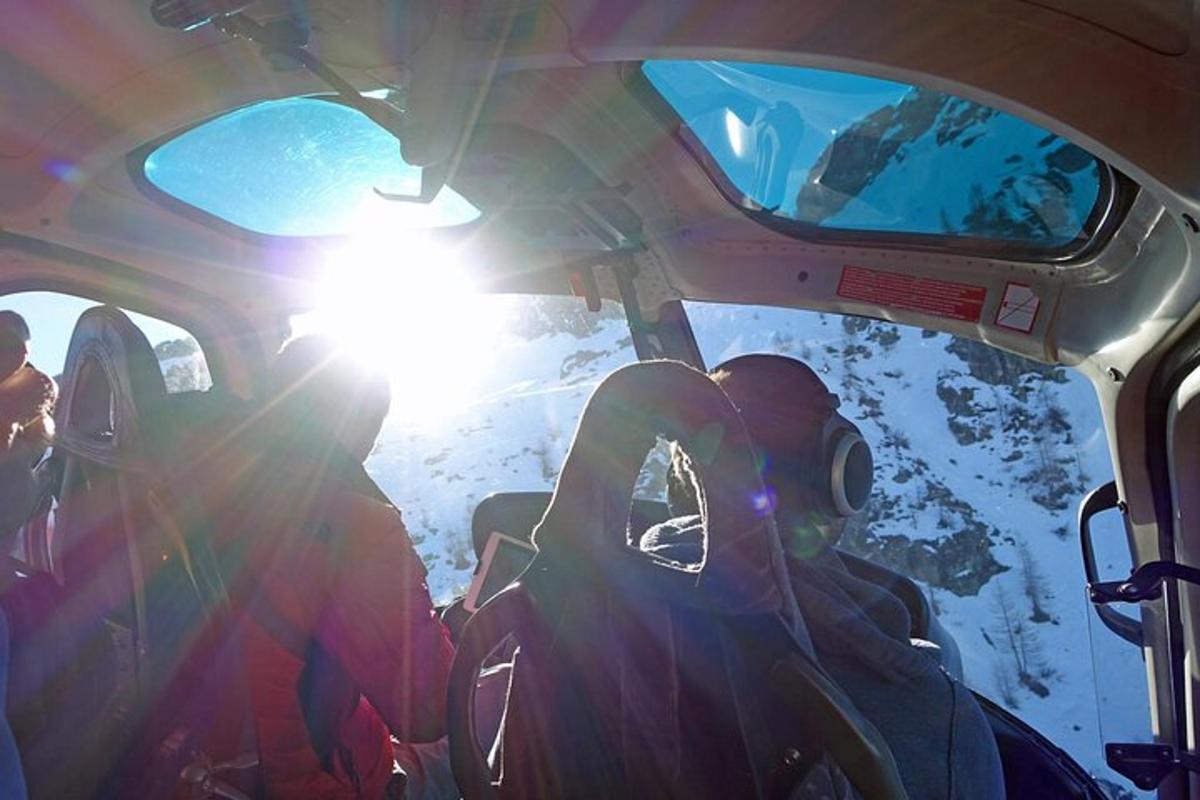 skupina ljudi, ki sedijo v pilotski kabini letala