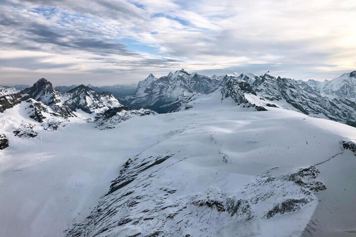 pegunungan bersalju dengan gunung-gunung yang tertutup salju