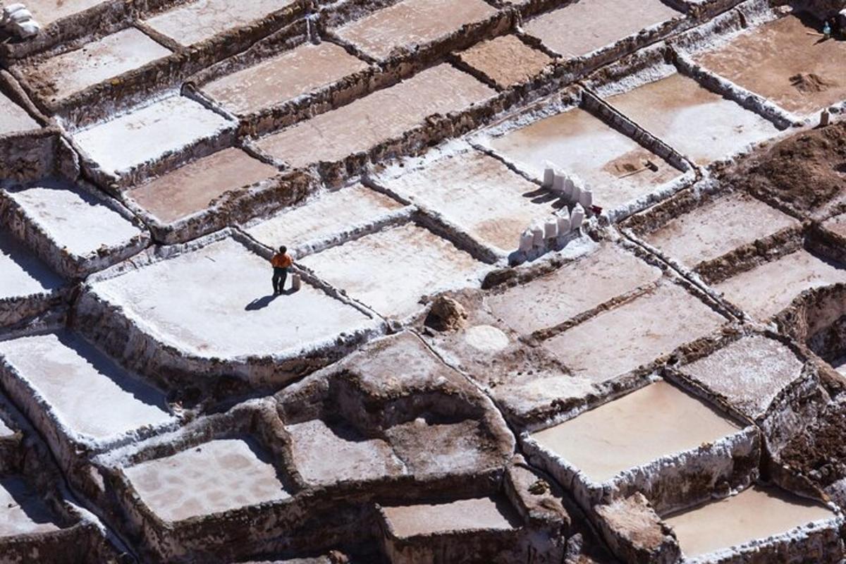 una vista aerea di un uomo che cammina su una strada di mattoni