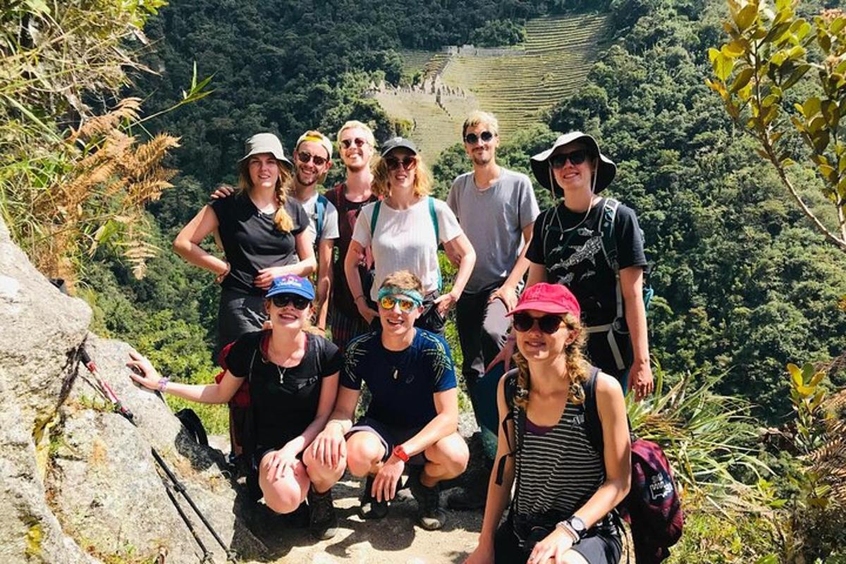 un gruppo di persone in posa per una foto su una montagna