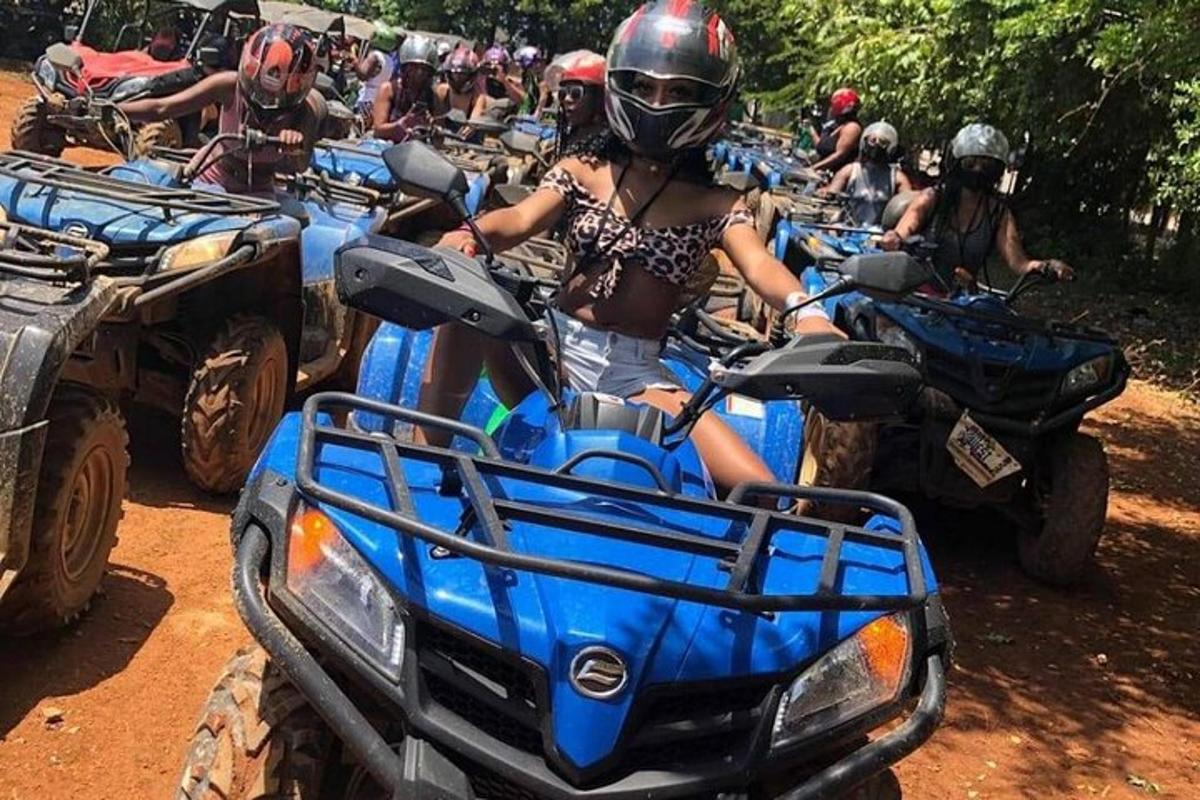 未舗装道路でATVに乗る人々のグループ