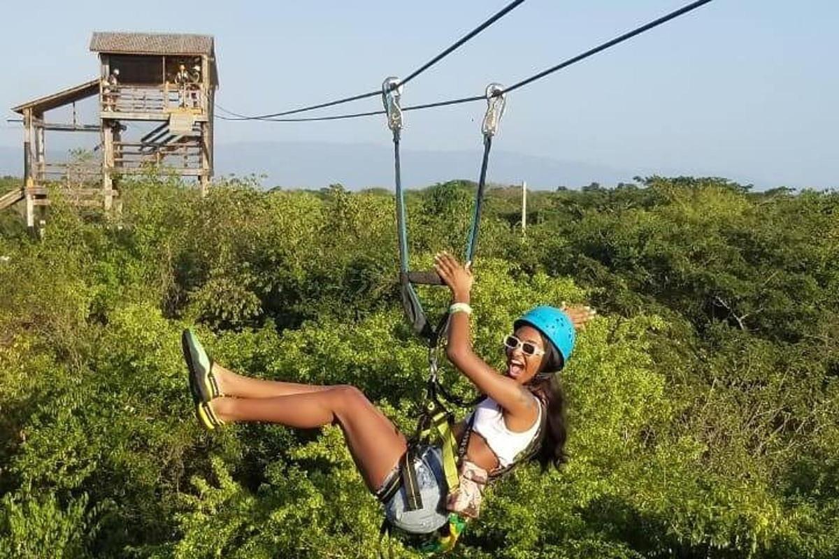 Egy lány ül egy zipline-on