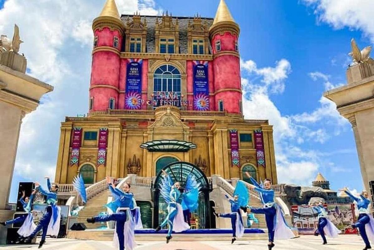 một nhóm vũ công trước một tòa nhà