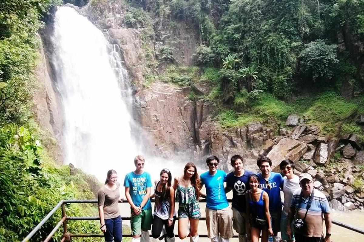 un grup de persones dempeus davant d'una cascada