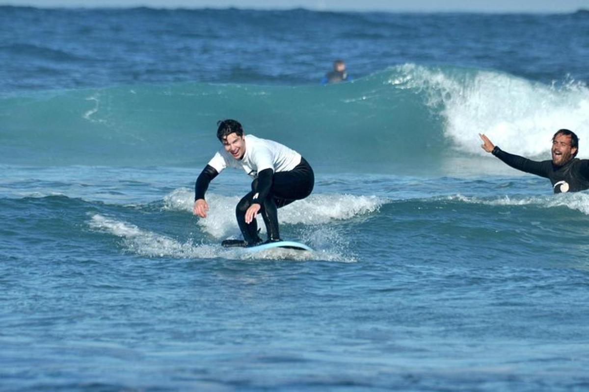 um homem pegando uma onda em uma prancha de surfe no oceano