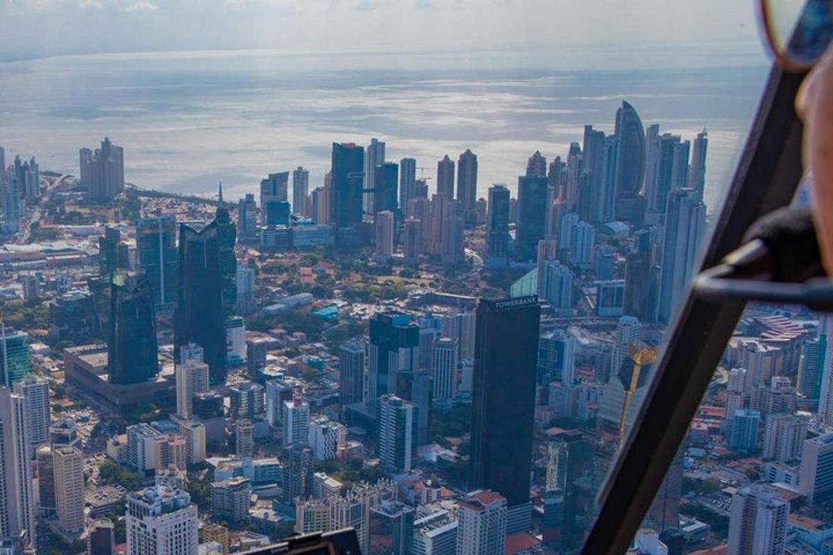 una vista di una grande città da un aereo