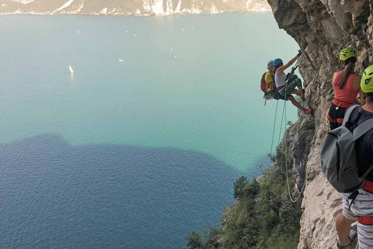 skupina lidí na útesu s výhledem na vodní plochu