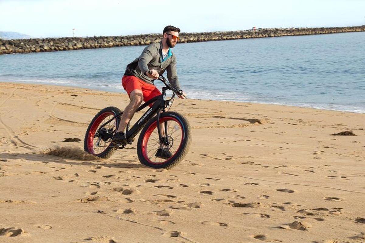 moški, ki vozi kolo na plaži