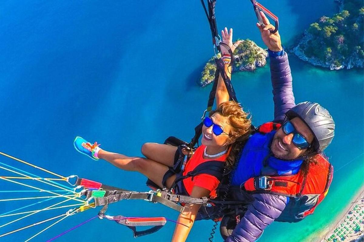 dua orang sedang berbaring di atas paraglider