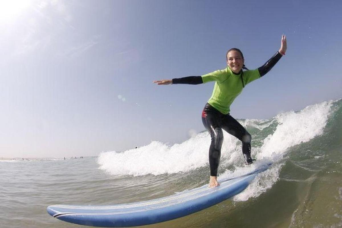 isang lalaking nakasakay sa alon sa isang surfboard sa karagatan