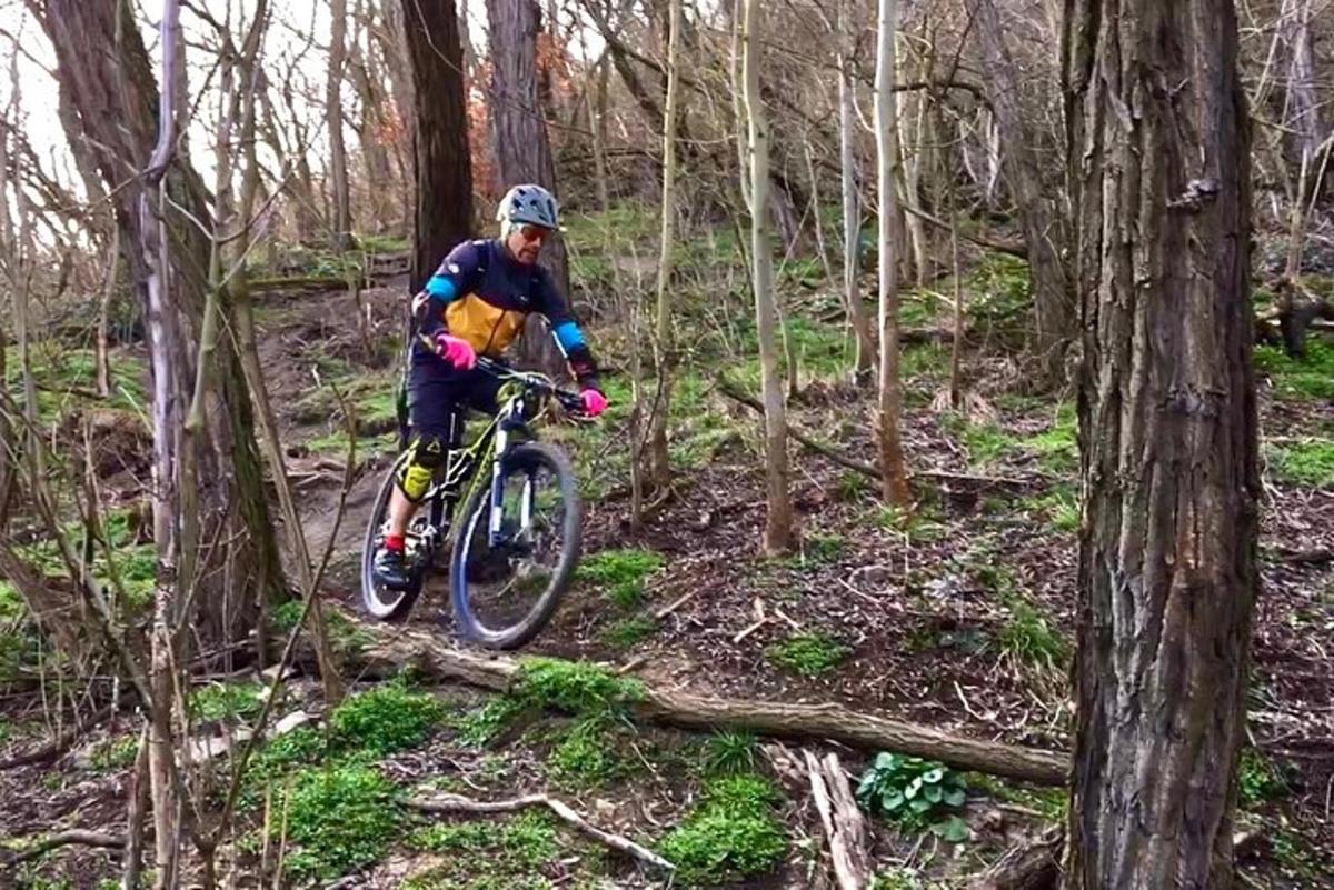 森の中で自転車に乗っている人