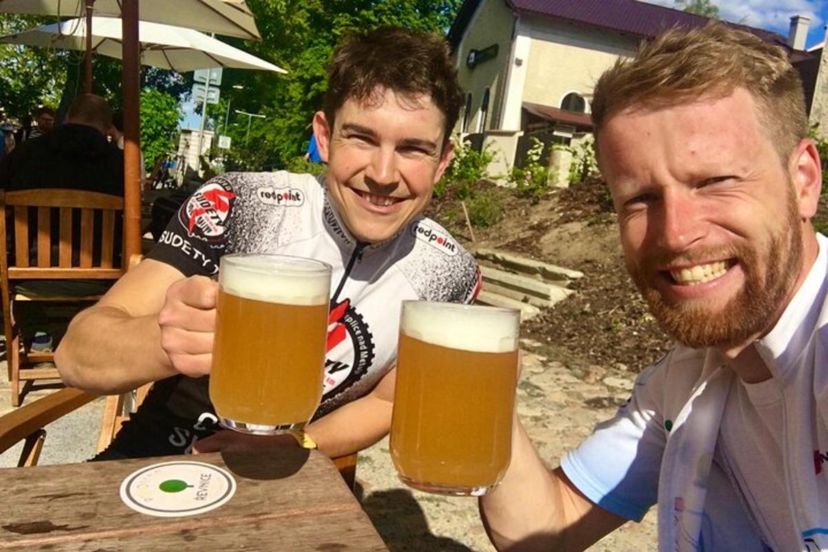 2インチのビールを飲みながらテーブルに座っている2人の男性