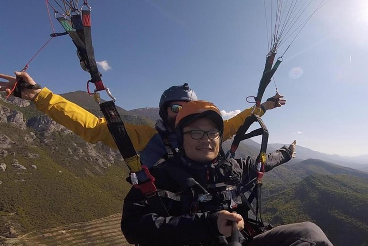 duas pessoas andando de paraquedas no céu