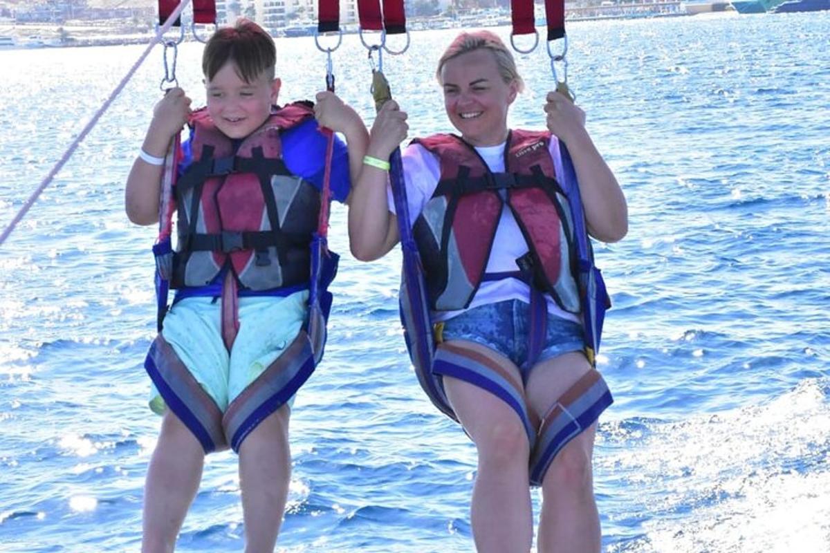 due bambini piccoli con giubbotti di salvataggio in acqua