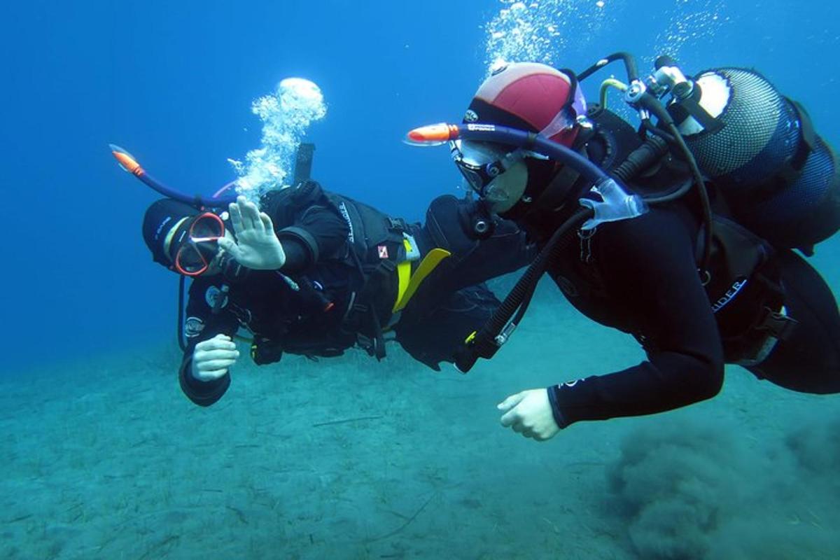 ένα άτομο κάνει καταδύσεις στο νερό