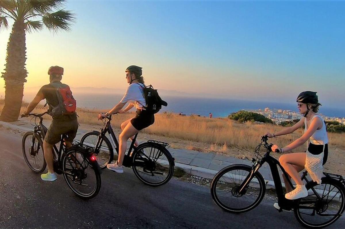 道路を自転車で走る人々のグループ