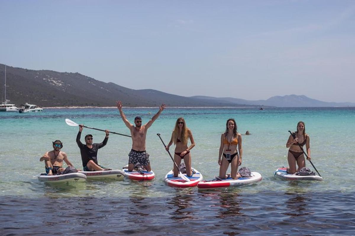 un gruppo di persone su tavole da paddle in acqua