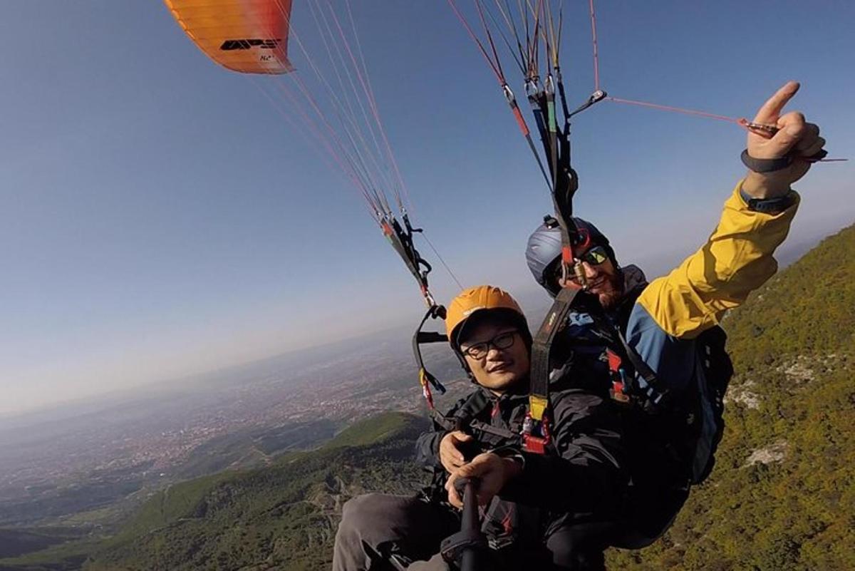 duas pessoas andando de paraquedas em uma montanha