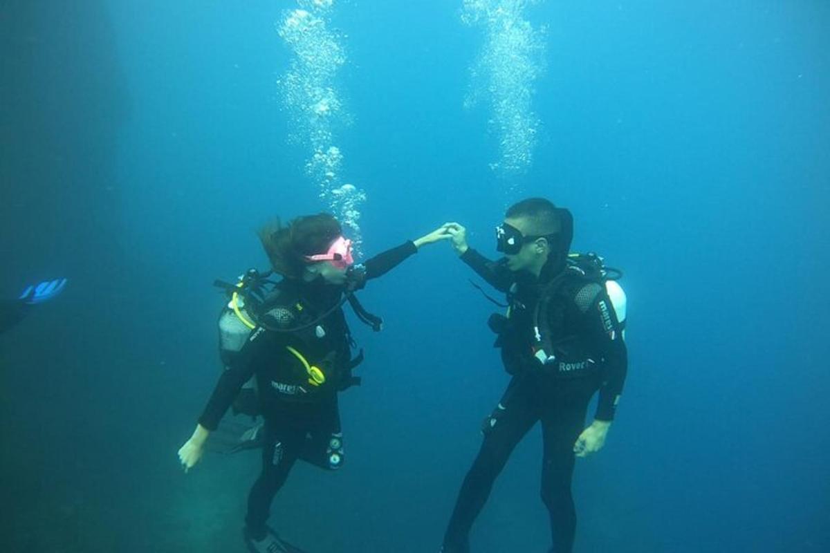 dues persones estan dretes a l'aigua de l'oceà