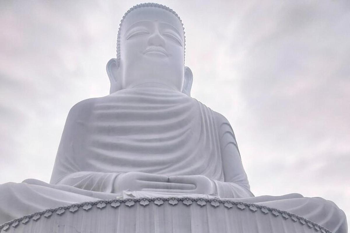 una grande statua bianca del Buddha con il cielo sullo sfondo