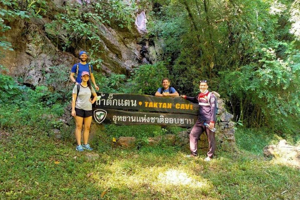eine Gruppe von Menschen steht vor einem Schild