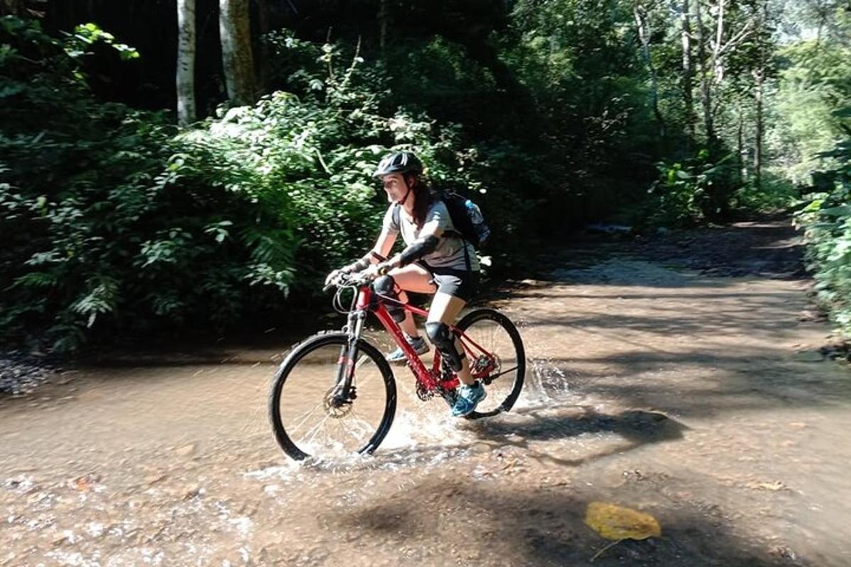 una persona che va in bicicletta su una strada sterrata