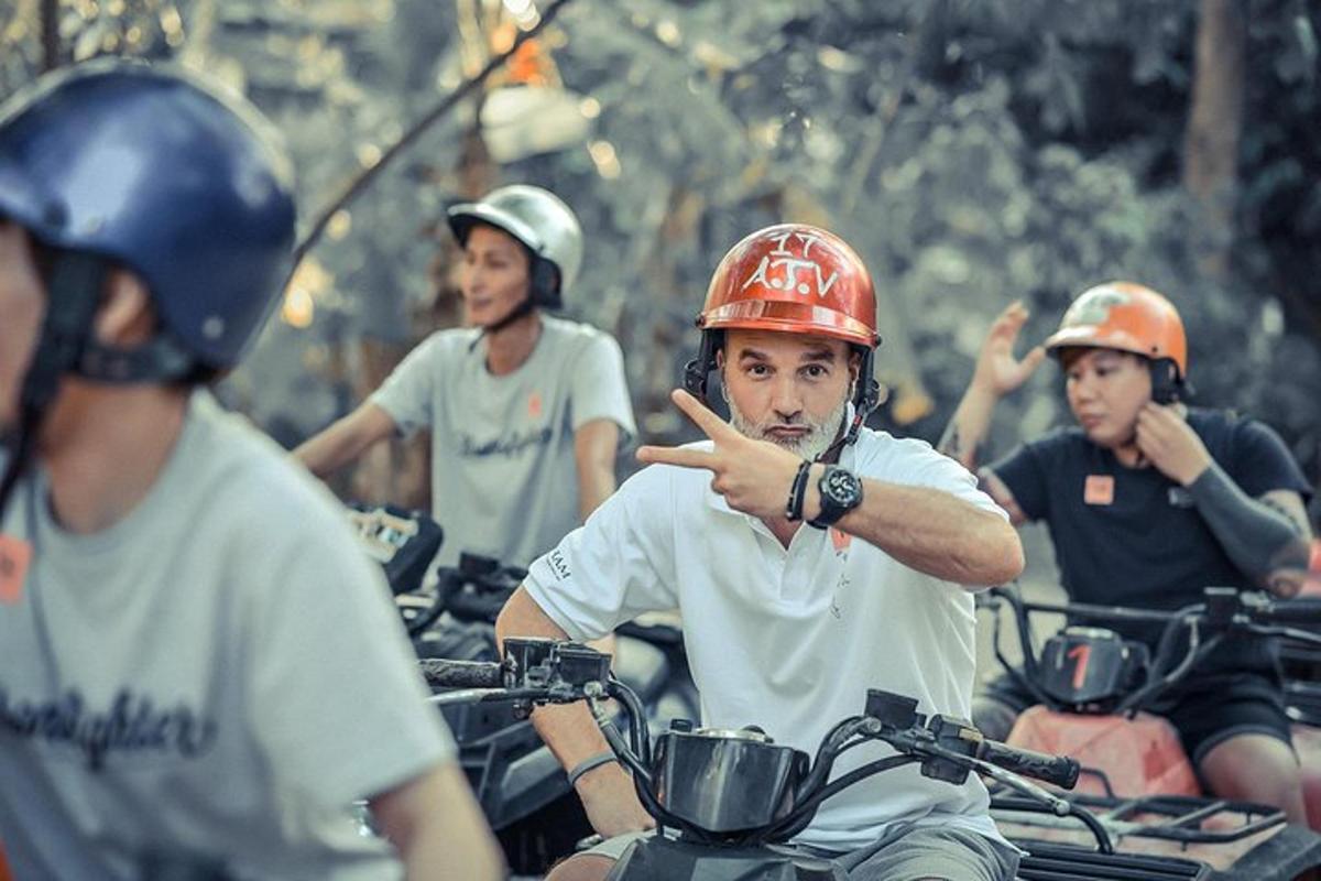 un gruppo di persone che indossano caschi in sella a motociclette