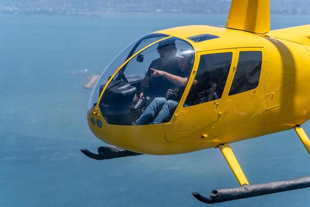 rumen helikopter leti po nebu
