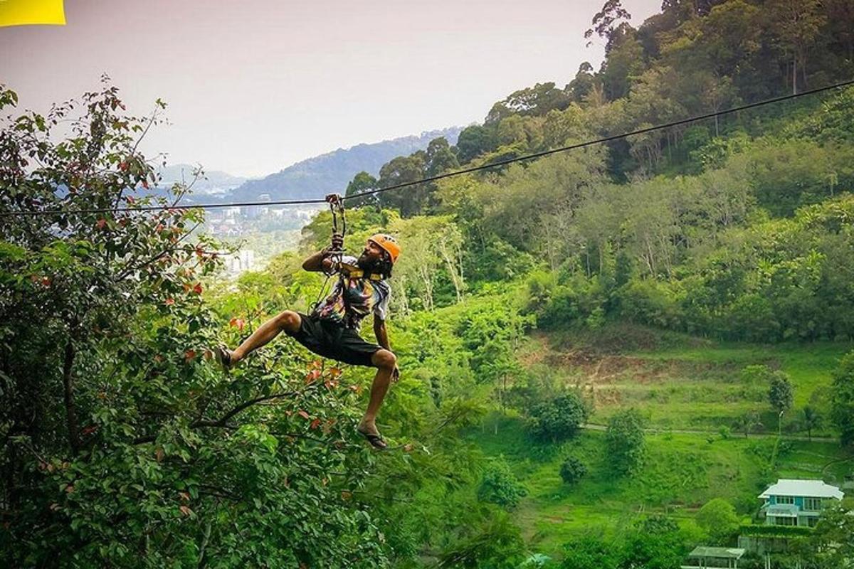 un uomo su una teleferica nella giungla