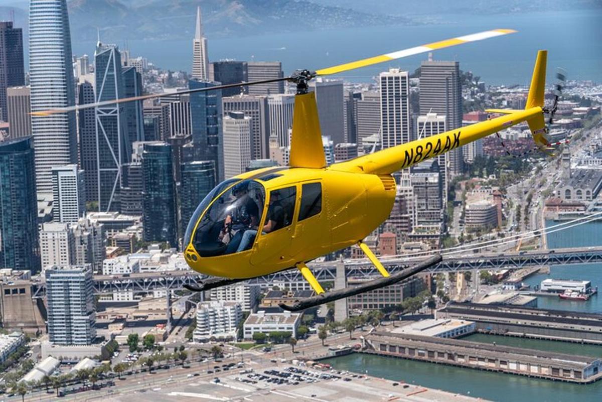 Rumen helikopter leti nad mestom