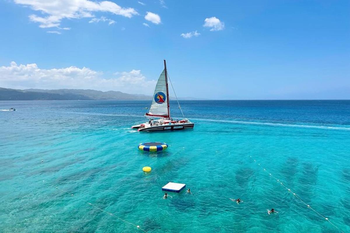 perahu layar di tengah lautan