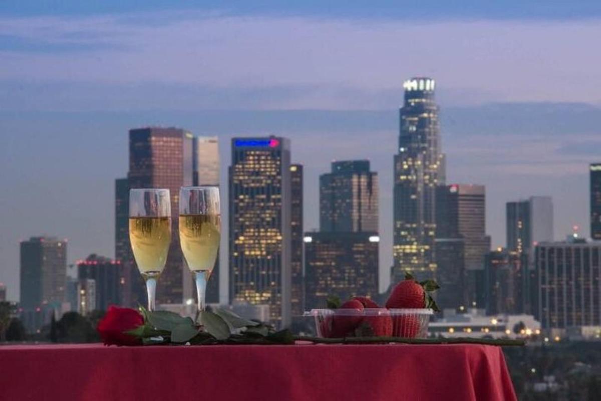 deux coupes de champagne sur une table avec un horizon de la ville