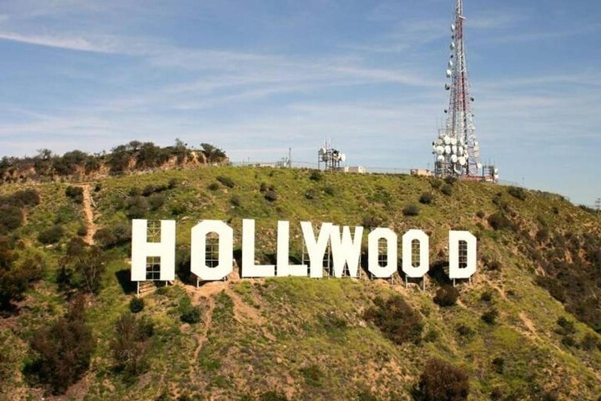un panneau Hollywood au sommet d'une colline