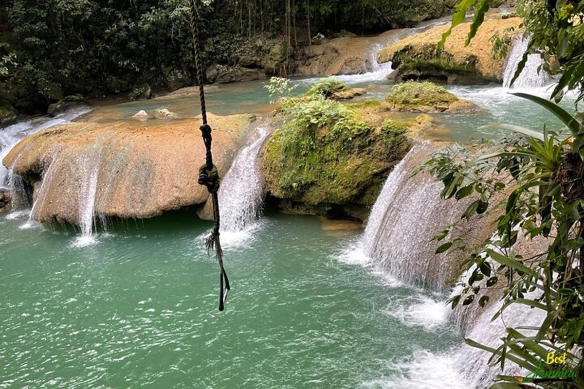 uma cachoeira em um rio com água verde