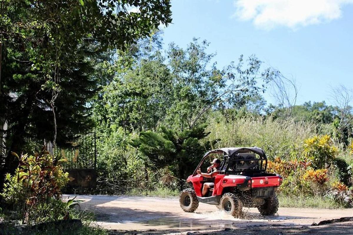 červená čtyřkolka zaparkovaná na parkovišti