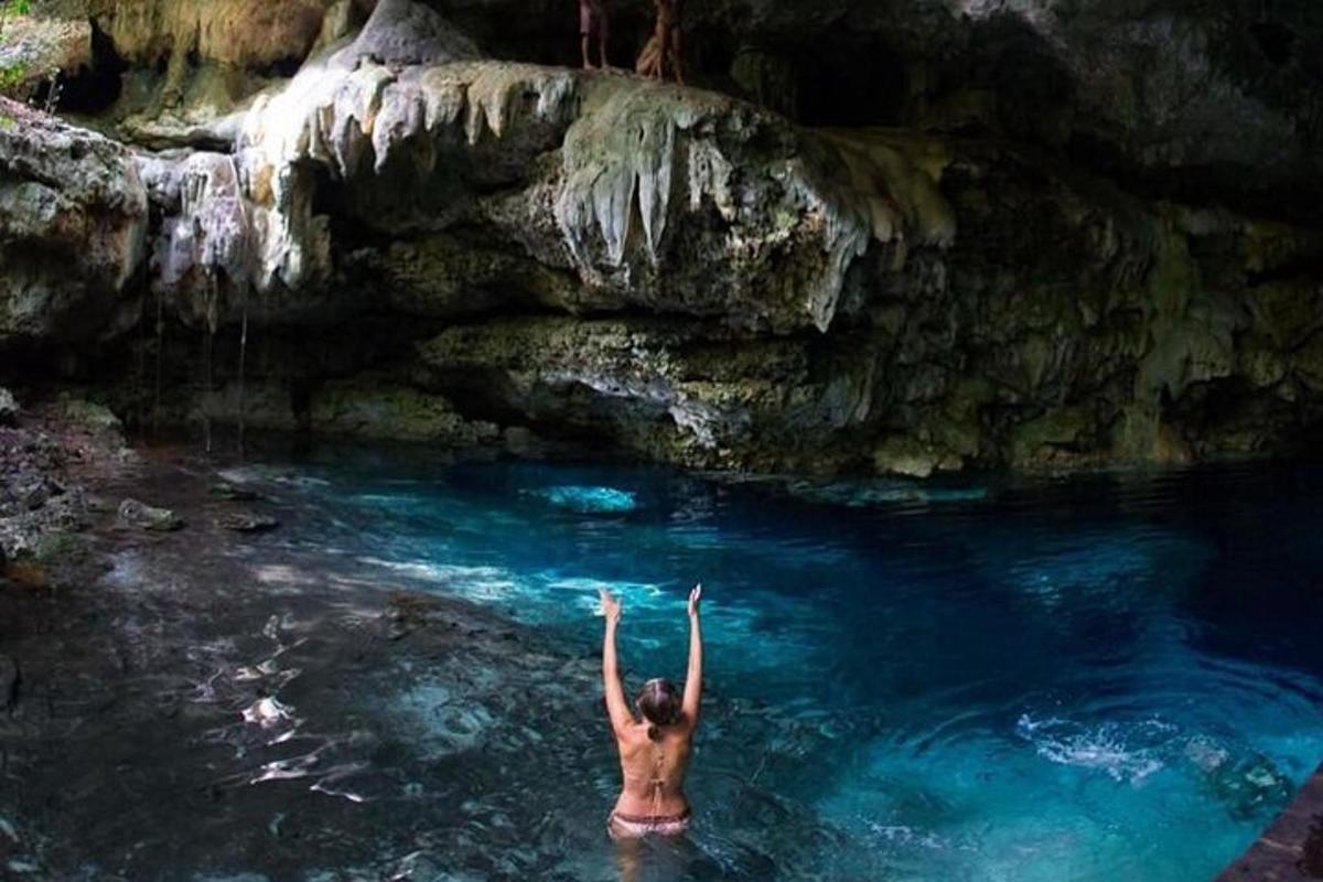 una donna in una pozza d'acqua in una grotta