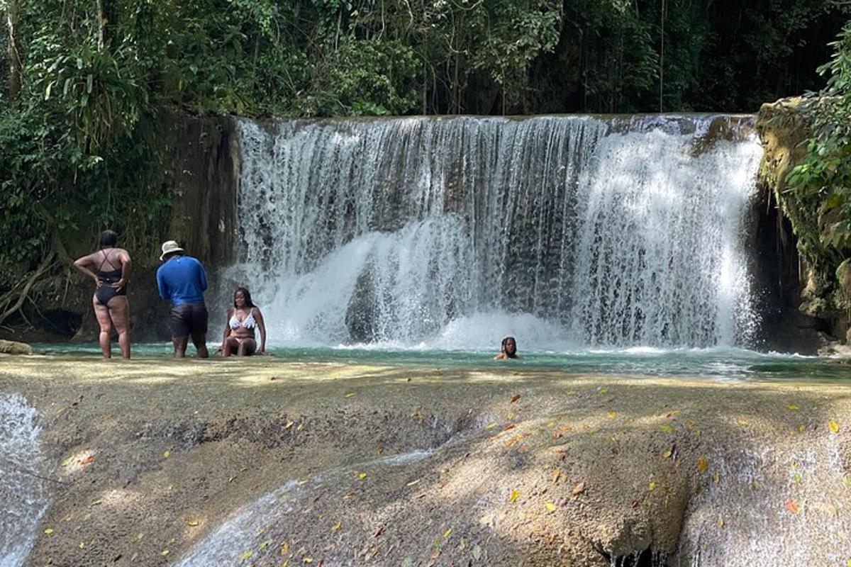un grup de persones dempeus davant d'una cascada