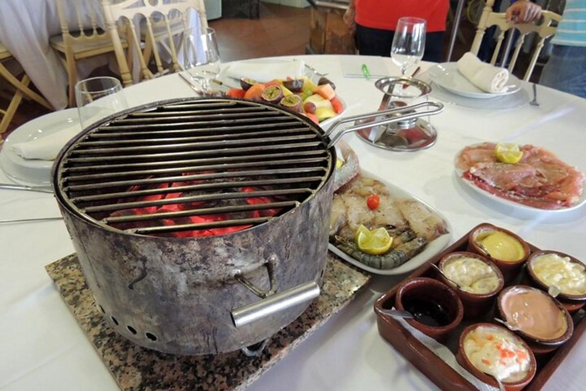 음식 접시가 놓인 테이블 위에 놓인 그릴