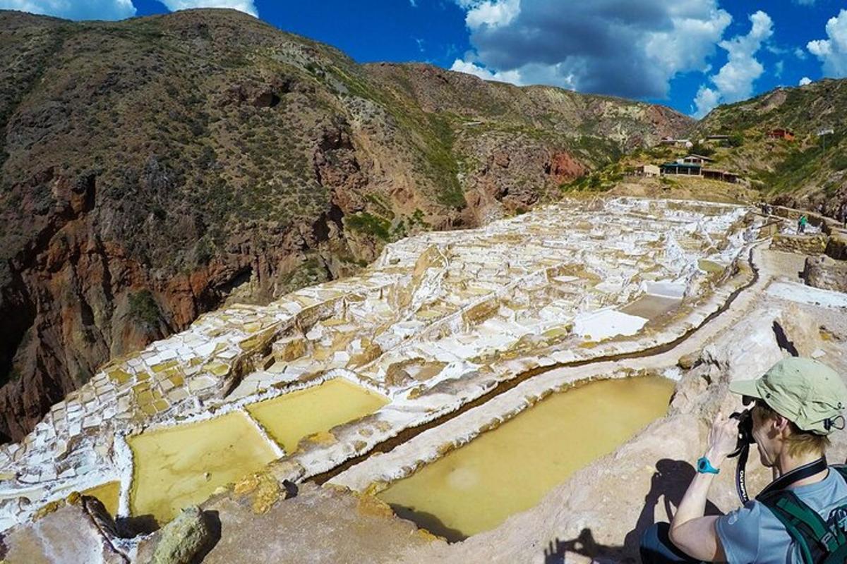 seseorang yang duduk di atas gunung melihat ke arah sungai