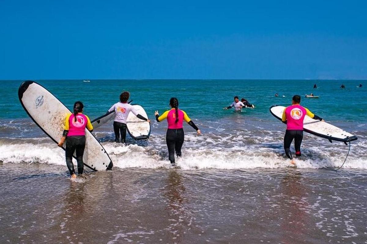 eine Gruppe von Menschen, die mit ihren Surfbrettern ins Meer gehen