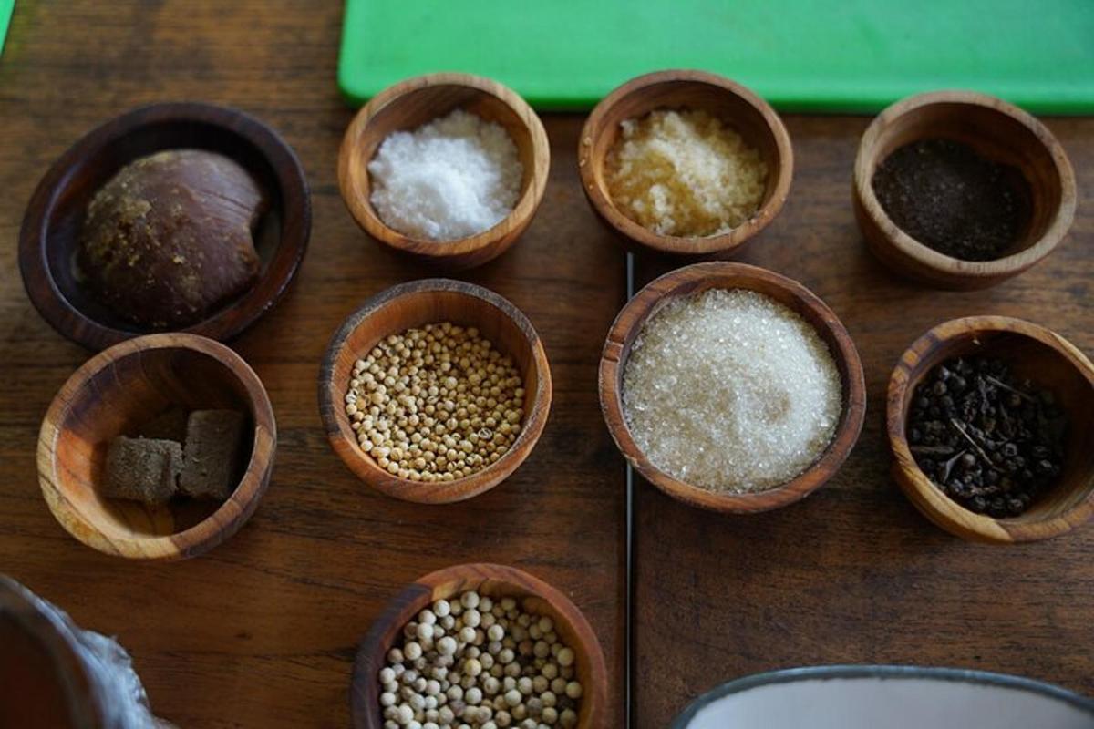 un grup de bols de fusta plens de diferents tipus d'aliments