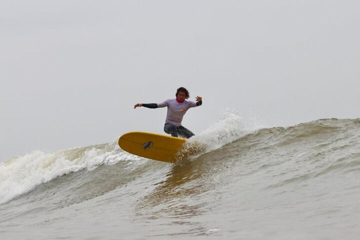 un uomo che cavalca un'onda su una tavola da surf nell'oceano